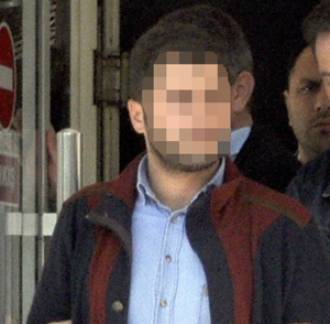 SELAMINI ALMAYAN İKİ ARKADAŞINI BACAKLARINDAN VURDU