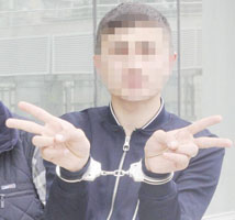 KIZ ARKADAŞINA LAF ATANI BIÇAKLADI