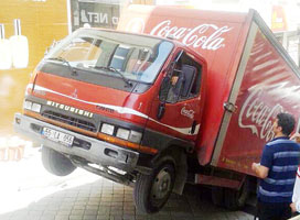 KAMYONET ŞAHA KALKTI