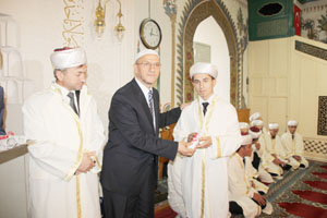 Kuran-ı Kerimi öğrenip hafız olmak büyük bir mertebedir