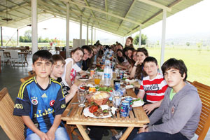 5 FARKLI ÜLKEDEN 43 ÖĞRETMEN VE ÖĞRENCİ TEKKEKÖYDE