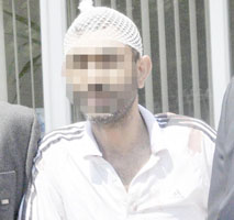 ARKADAŞINI BIÇAKLA YARALADI