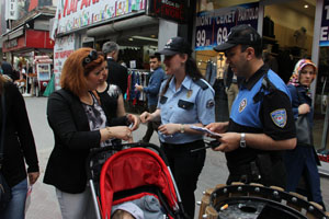 POLİS VATANDAŞLARI BROŞÜRLE UYARDI