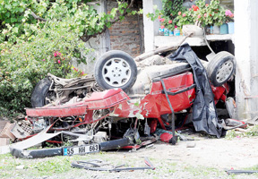 OTOMOBİL, EVİN BALKONUNA ÇARPTI: 1 ÖLÜ, 1 YARALI