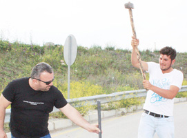 'ARAZİ BENİM' DİYEREK YOLU TRAFİĞE KAPATTI