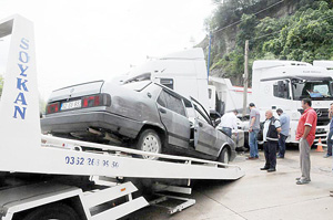 OTOMOBİL İKİ TIR'A ÇARPTI