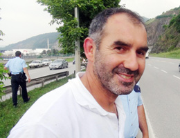 YAMAÇ PARAŞÜTÜ YAPARKEN DİREĞE TAKILDI