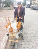 Bebek arabasıyla simit satarak emekli oldu