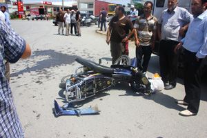 Otomobille motosiklet çarpıştı 1 kişi yaralandı