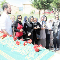 PROFESÖR TOPRAĞA VERİLDİ