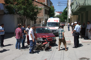Otomobille motosiklet çarpıştı: Biri ağır 2 yaralı