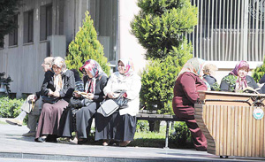 Öğrenciler sınıfta veliler bahçede terledi