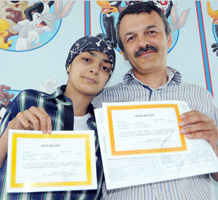 İLİK VEREN BABAYA OĞLUNUN HEDİYESİ KARNE OLDU