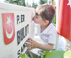 ŞEHİT BABASININ MEZAR TAŞINI ÖPTÜ