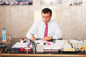 "Kamu Yararı Olan Herşeyin Altına İmzamı Atarım"