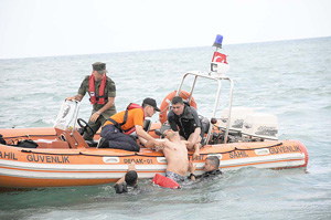 Sahil güvenliğin boğulma tatbikatı başarılı geçti