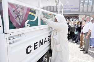 GÖZYAŞLARIYLA UĞURLANDI