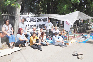 CAMİ YAPTIRMAMAK İÇİN NÖBET TUTUYORLAR