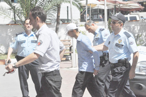 GÜVENLİĞİN SİLAHINI ÇALAN GENCİ POLİS YAKALADI.
