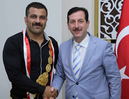 TOK, ALINLARINDAN ÖPÜYORUM