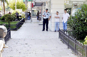 DÜŞEN SIVA PARÇASI 2 KİŞİYİ YARALADI