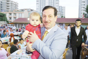 KOMŞU İFTARLARINA YOĞUN KATILIM