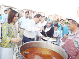 YÜZLERCE BAFRALI KENT MEYDANI'NDA İFTAR YAPTI