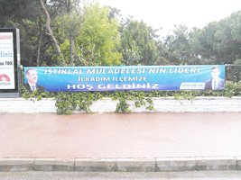 4 KİŞİ, BAŞBAKAN İLE İLGİLİ AFİŞİ SÖKMEK İSTEDİ