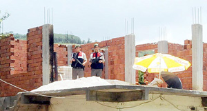 BETON KOLONUN ALTINDA KALAN ÇOCUK CAN VERDİ