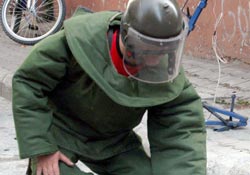 Şüpheli çanta fünyeyle patlatıldı