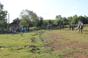 Köy merasında at yarışlarına hazırlanıyorlar