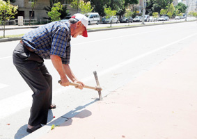 ARAZİSİNE YAPILAN YOLDAKİ KALDIRIM TAŞLARINI SÖKTÜ