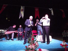 ÜNLÜ HOCALARDAN CANLI EZAN