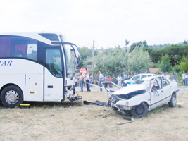 Samsun'da otobüs ile otomobil çarpıştı: 1 ölü, 2 yaralı
