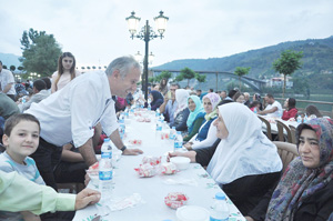 AYVACIKLILAR İFTARDA BULUŞTU