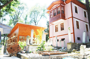 Türbeye ziyaretçi akını