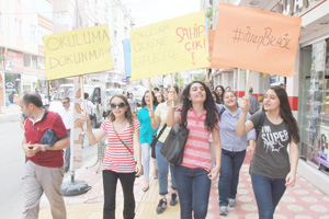 Bafrada öğrenci ve veliler okullarına sahip çıktı