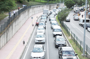 Tatilcilerin yoğunluğu, şehir merkezinde trafiği kilitledi