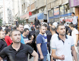 DEMİRTAŞ'IN BROŞÜRLERİNİ DAĞITAN GRUBA SALDIRI