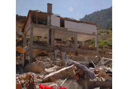 Çöken yurt binası ile ilgili 3 kişi tutuklandı...
