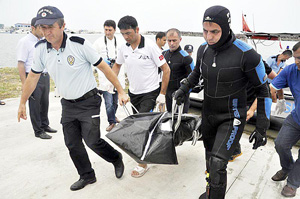 DENİZDE KAYBOLAN IRAKLI GENCİN CESEDİ BULUNDU