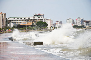 Dev dalgalar nedeniyle denize giremediler