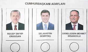 Oy pusulaları sandık başkanlarına teslim ediliyor