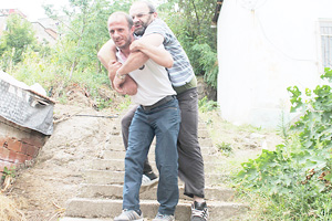 Yolu olmayan mahalleli hastalarını sırtında taşıyor