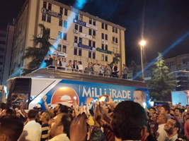 ZAFERİ MEYDANDA KUTLADILAR