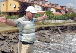 Hırçın dalgalar, sahili yuttu