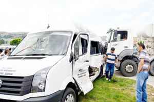 Yolcu minibüsüne beton mikseri çarptı