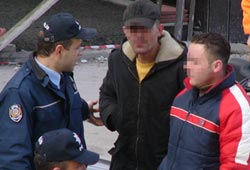 Aranan 2 kişi yakalandı