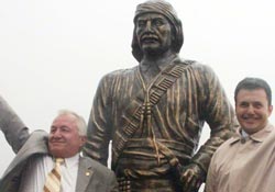 Kendisi cezaevi'nde heykeli Giresun'da