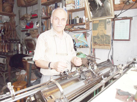 40 yıllık tezgâhıyla teknolojiye meydan okuyor